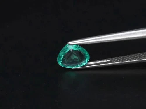 CERTIFICATE Incl.* 0.74ct Pear Green Emerald Gemstone Zambia - Video 1 of 1